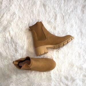 Women’s Tan Chelsea Boots Chunky Heel Size 7